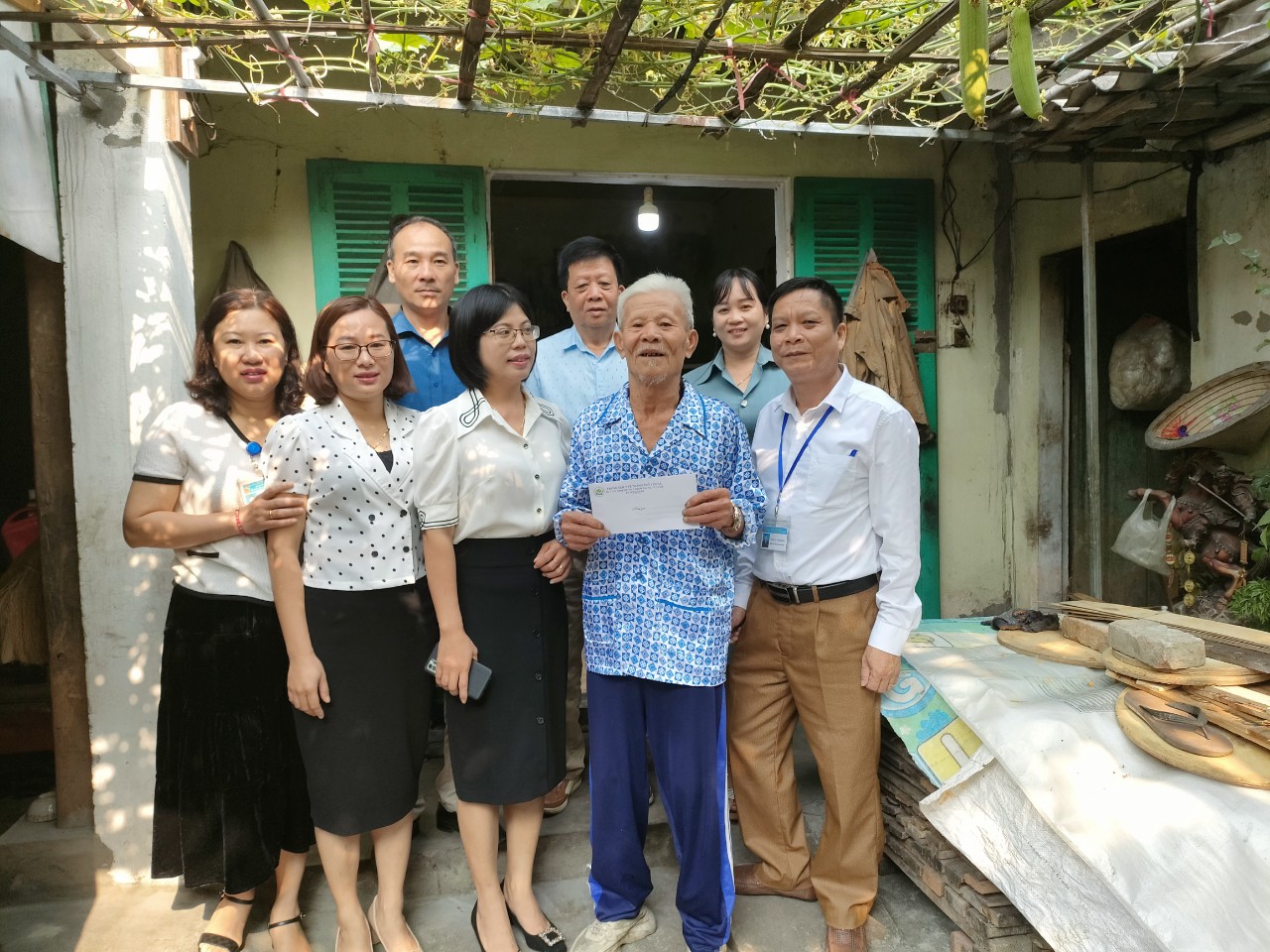 Hình ảnh tin tức Thăm hỏi, động viên, trao quà cho các hộ nghèo phường Hồng Hà