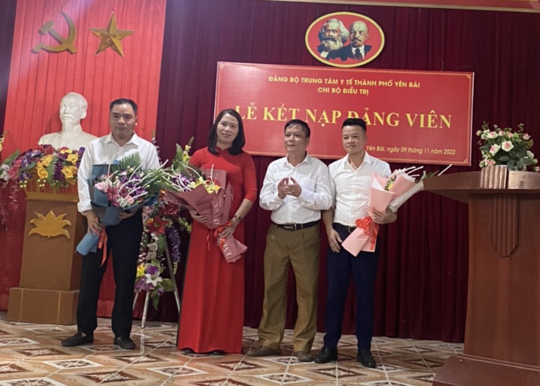 Hình ảnh tin tức Đảng bộ Trung Tâm Y tế thành phố kết nạp 04 Đảng viên mới 