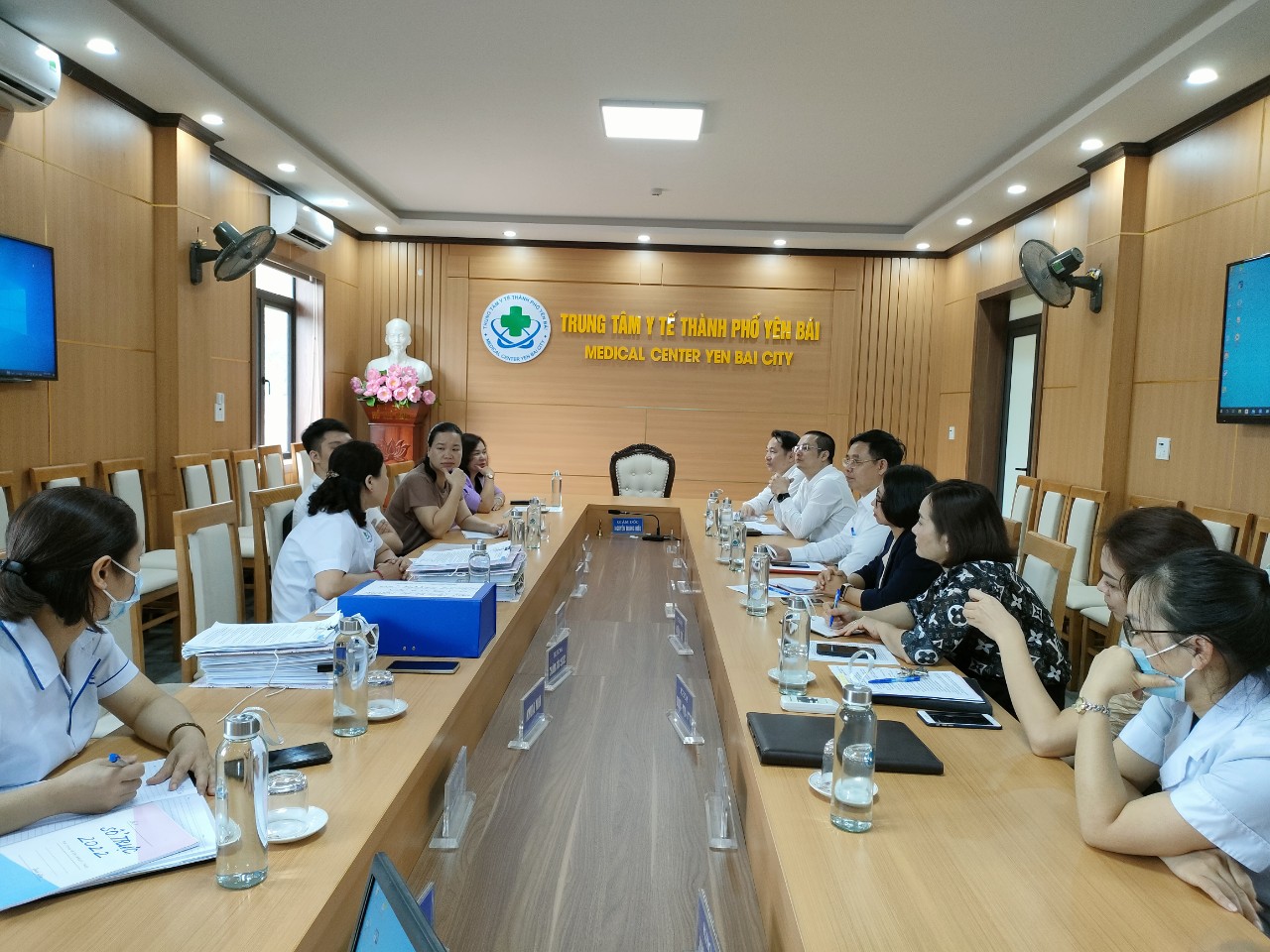 Hình ảnh tin tức Đoàn công tác của Viện Vệ sinh dịch tễ Trung ương giám sát, hỗ trợ việc triển khai tiêm chủng vắc xin phòng COVID-19 tại thành phố Yên Bái