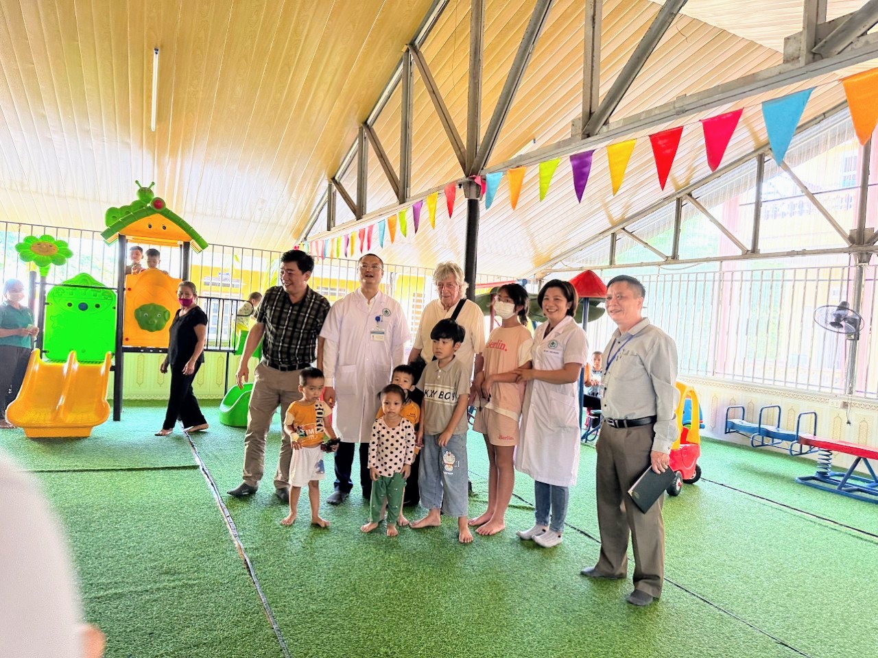 Hình ảnh tin tức Hội hữu nghị Chevilly Larue-Yên Bái thăm và làm việc tại Trung tâm Y tế thành phố Yên Bái.