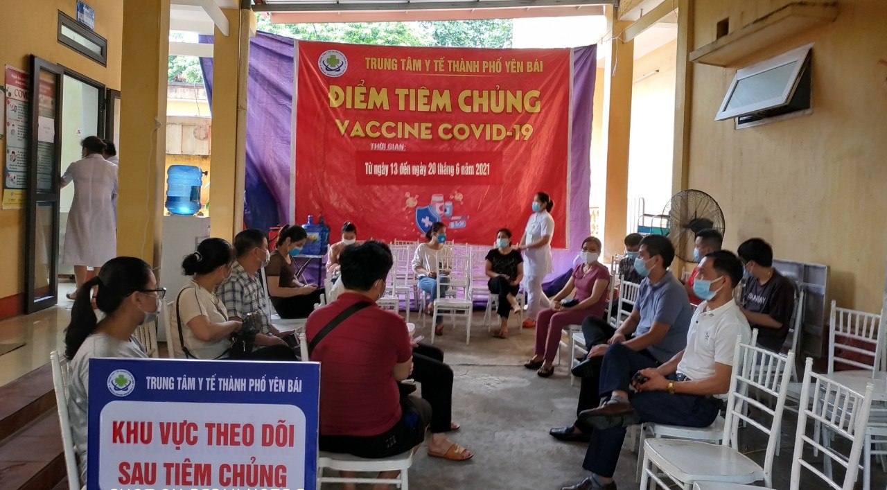 Trung tâm y tế thành phố tổ chức tiêm vắc xin AstraZeneca phòng Covid -19 lần 3 (đợt 2) năm 2021