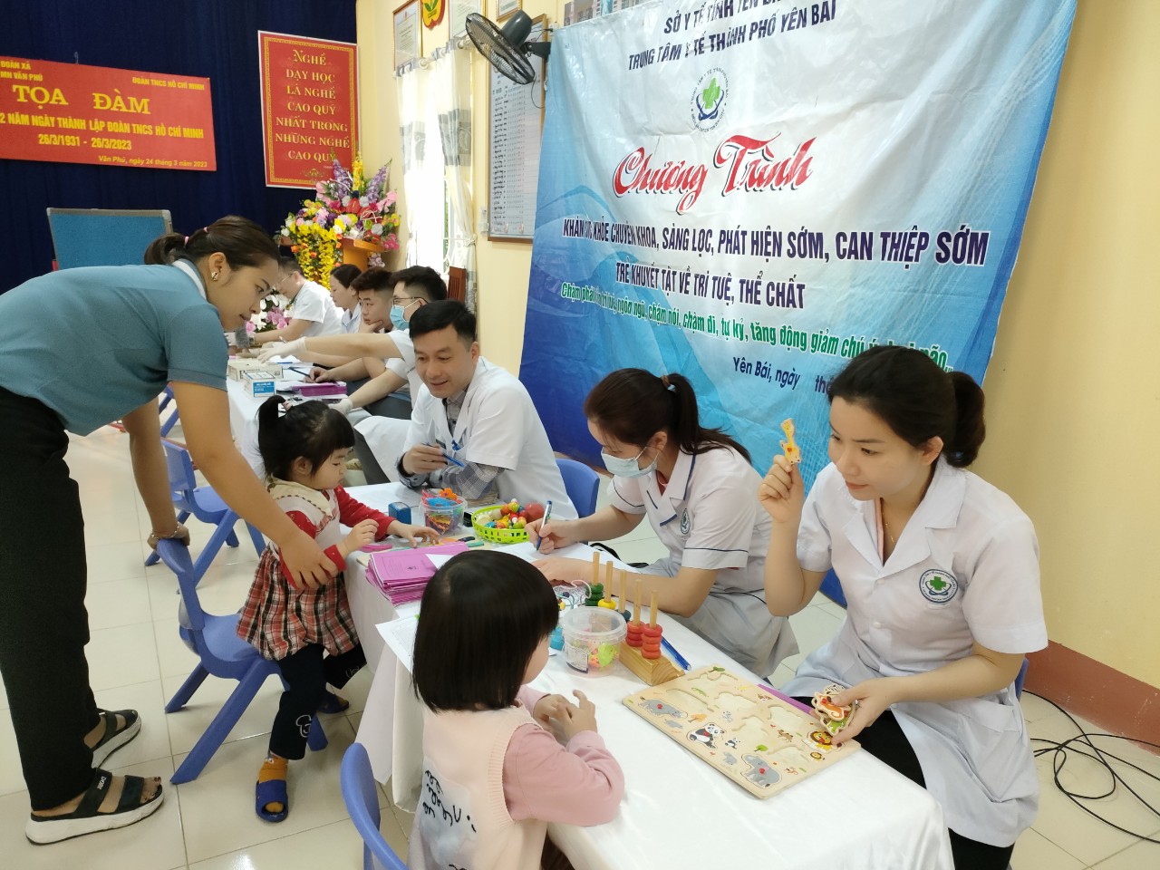 Hình ảnh tin tức Chương trình khám sức khỏe chuyên khoa, sàng lọc, phát hiện sớm, can thiệp sớm trẻ khuyết tật về thể chất, trí tuệt tại 17 trường mầm non trên địa bàn thành phố