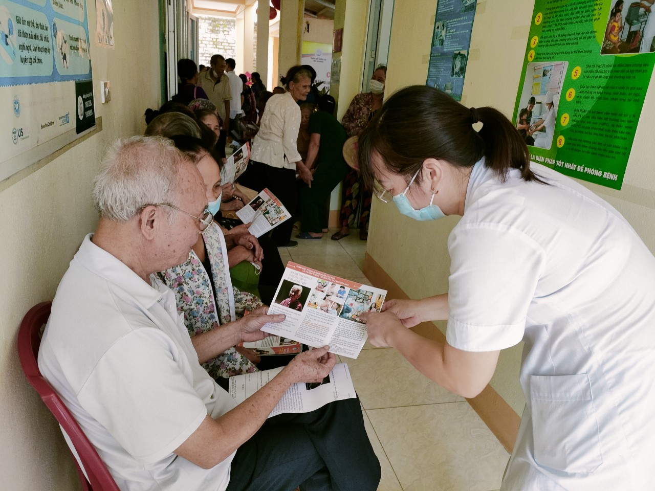 Hình ảnh tin tức Trên 3000 người cao tuổi thành phố Yên Bái được khám và cấp thuốc miễn phí