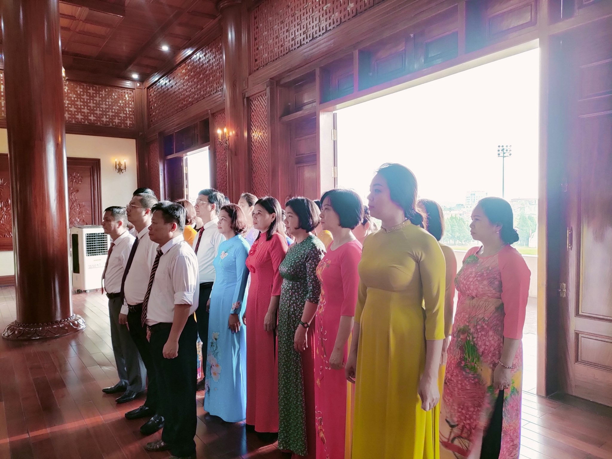 Hình ảnh tin tức Đảng bộ Trung tâm Y tế báo công và dâng hương tưởng niệm Chủ tịch Hồ Chí Minh tại khu Di tích lịch sử Quốc gia Lễ đài sân vận động  thành phố Yên Bái