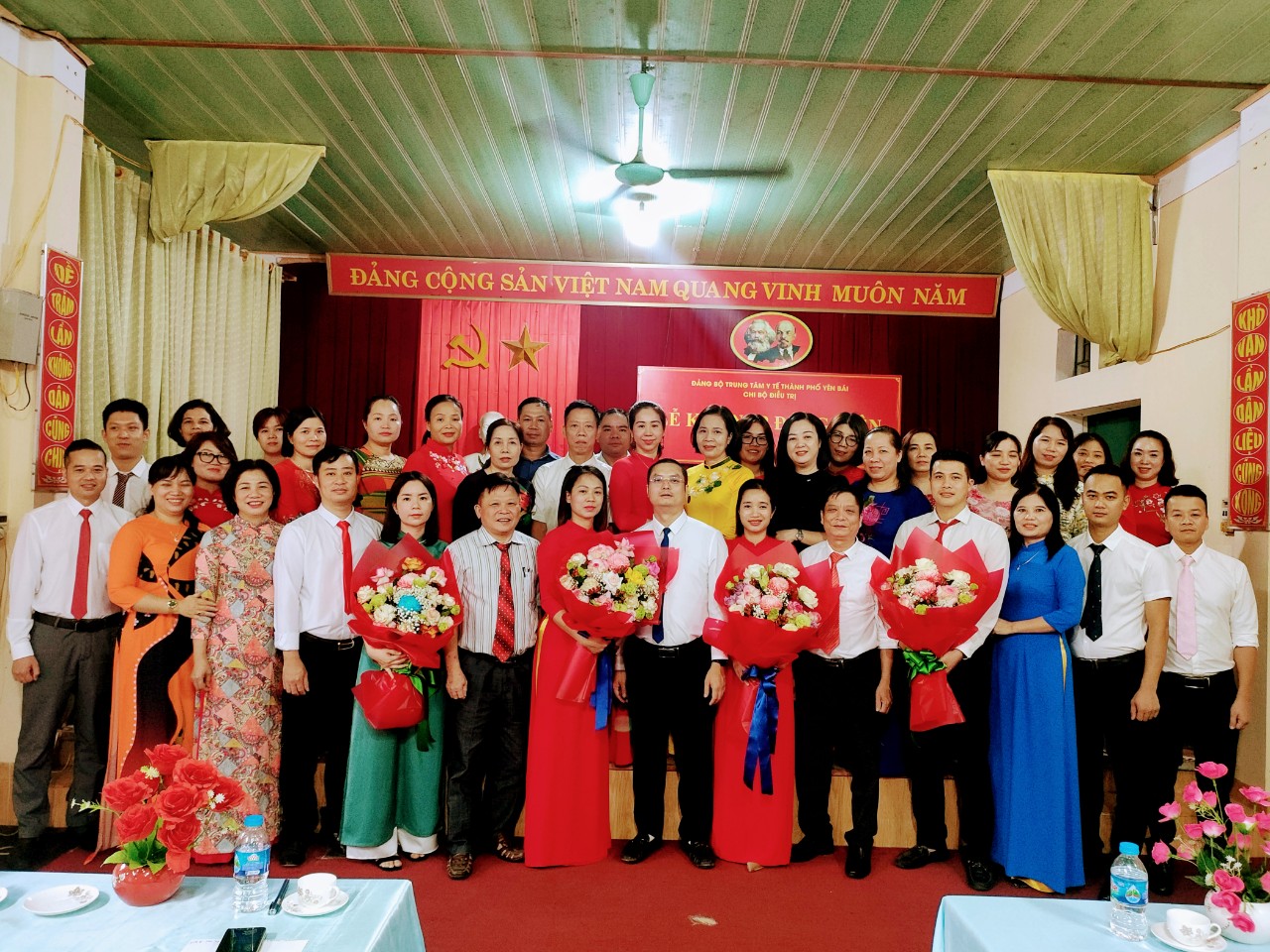 Hình ảnh tin tức Đảng bộ Trung Tâm Y tế thành phố kết nạp 05 Đảng viên mới 