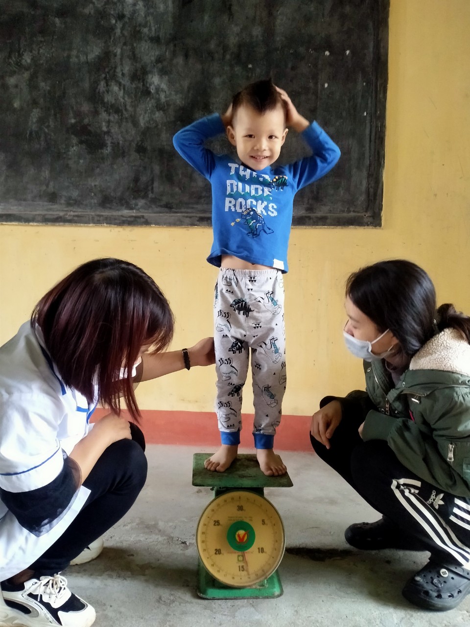 Hình ảnh tin tức Triển khai Chiến dịch cân, đo, uống Vitamin A và thuốc tẩy giun cho trẻ đợt 2 năm 2023