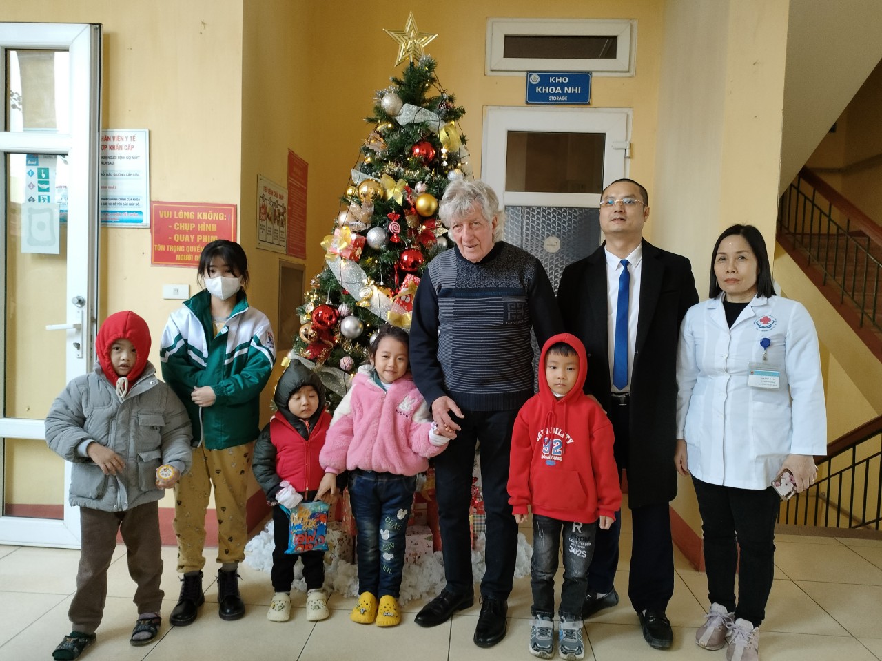 Hình ảnh tin tức Hội hữu nghị Chevilly Larue-Yên Bái thăm và làm việc tại Trung tâm Y tế thành phố Yên Bái