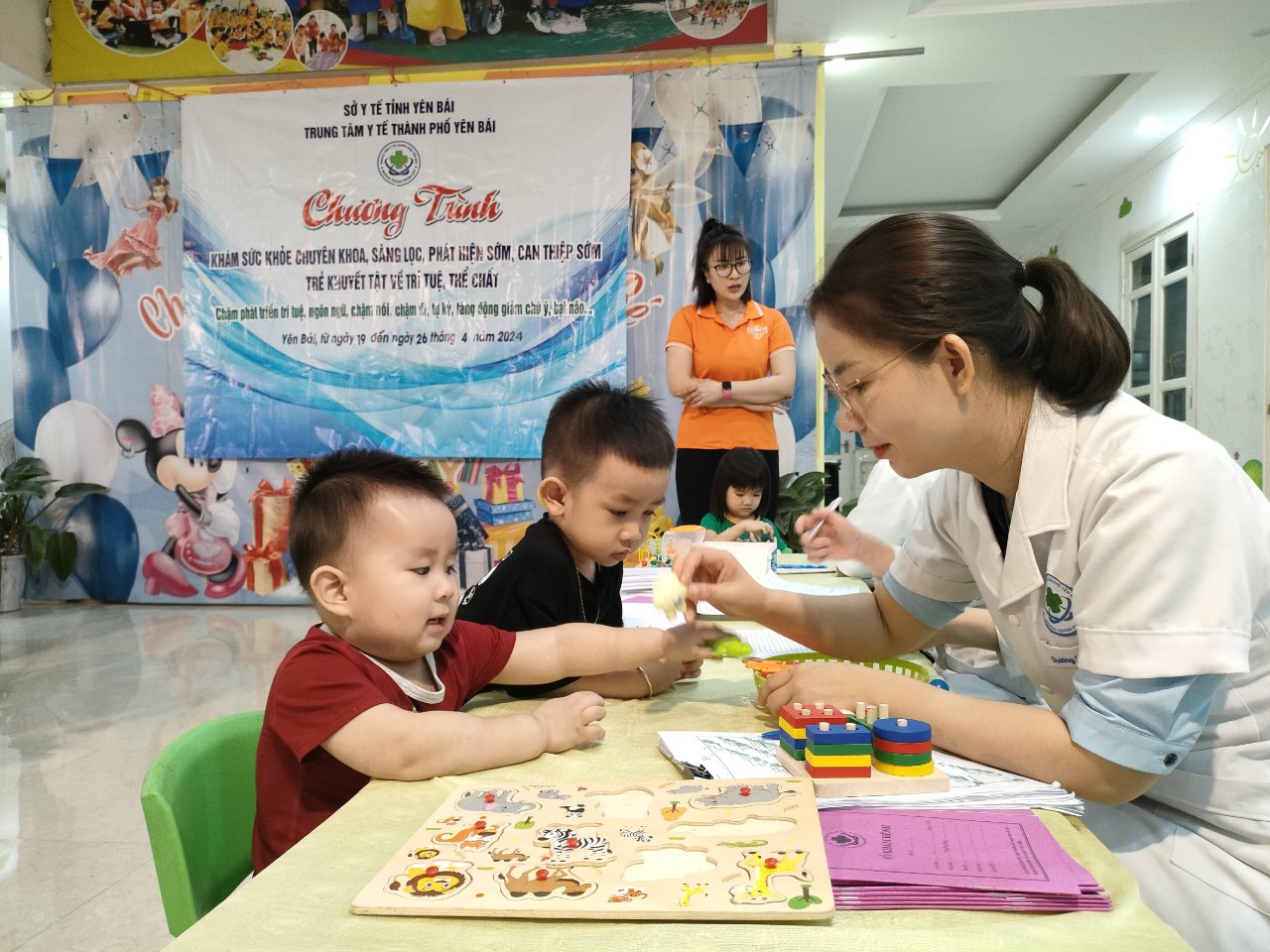 Hình ảnh tin tức Chương trình khám sàng lọc, phát hiện sớm, can thiệp sớm trẻ khuyết tật về thể chất, trí tuệ tại 9 trường mầm non trên địa bàn thành phố