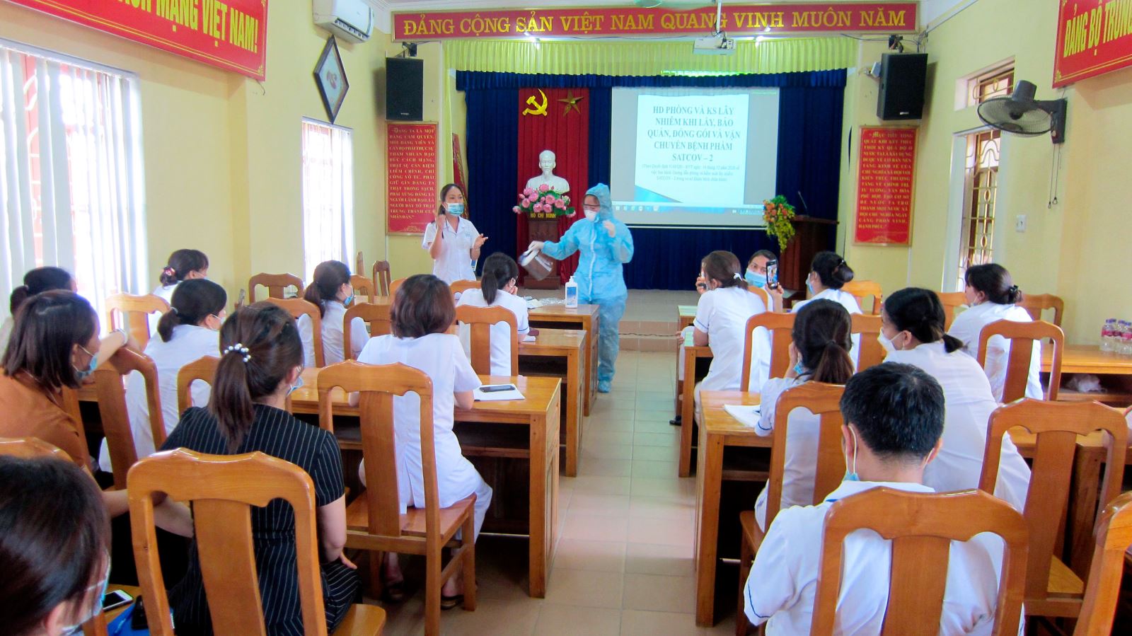 Hình ảnh tin tức Trung tâm y tế thành phố Yên Bái tập huấn chăm sóc người bệnh viêm đường hô hấp do vi rút SARS-CoV-2