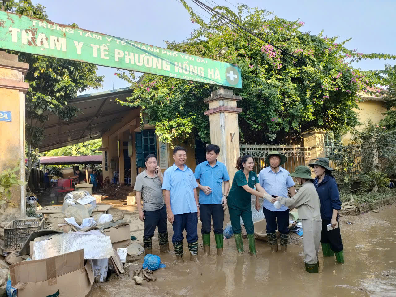 Hình ảnh tin tức Đoàn cán bộ y tế tỉnh Bình Định hỗ trợ Trung tâm Y tế thành phố Yên Bái khắc phục hậu quả sau bão lũ