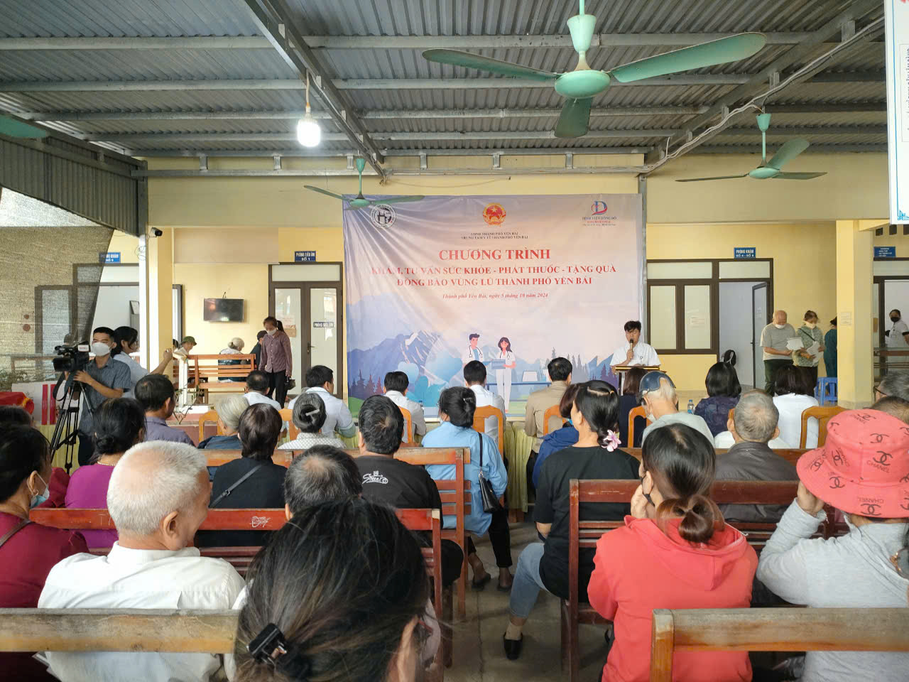 Hình ảnh tin tức Chương trình khám, tư vấn sức khỏe, cấp thuốc miễn phí và tặng quà cho người dân vùng lũ thành phố Yên Bái