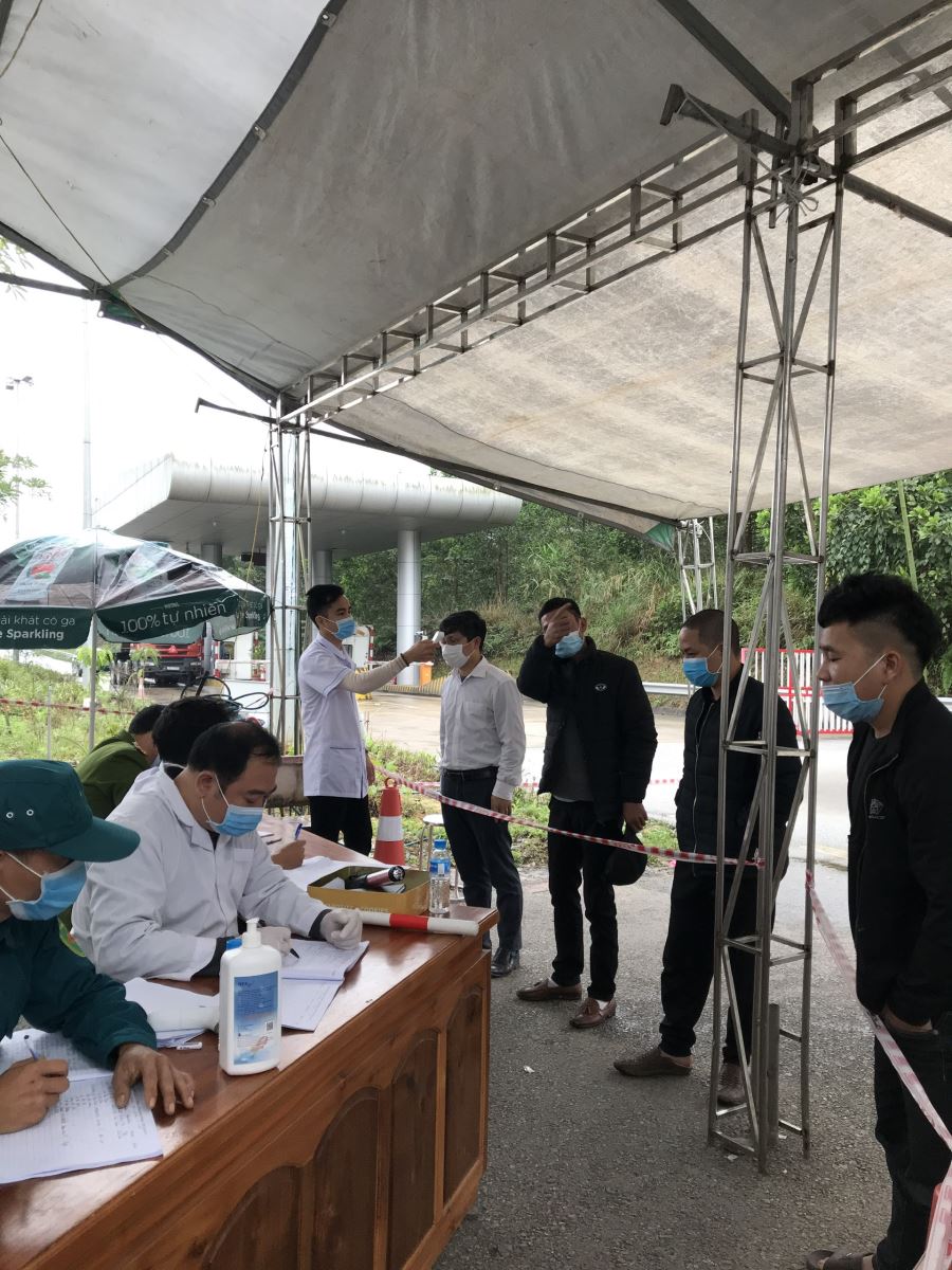 Thăm, tặng quà và chúc tết lực lượng làm nhiệm vụ tại chốt kiểm dịch y tế liên nghành phòng chống dịch bệnh Covid-19