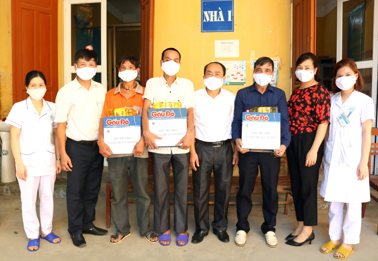 Trung tâm Y tế thành phố trao quà cho bệnh nhân điều trị ARV