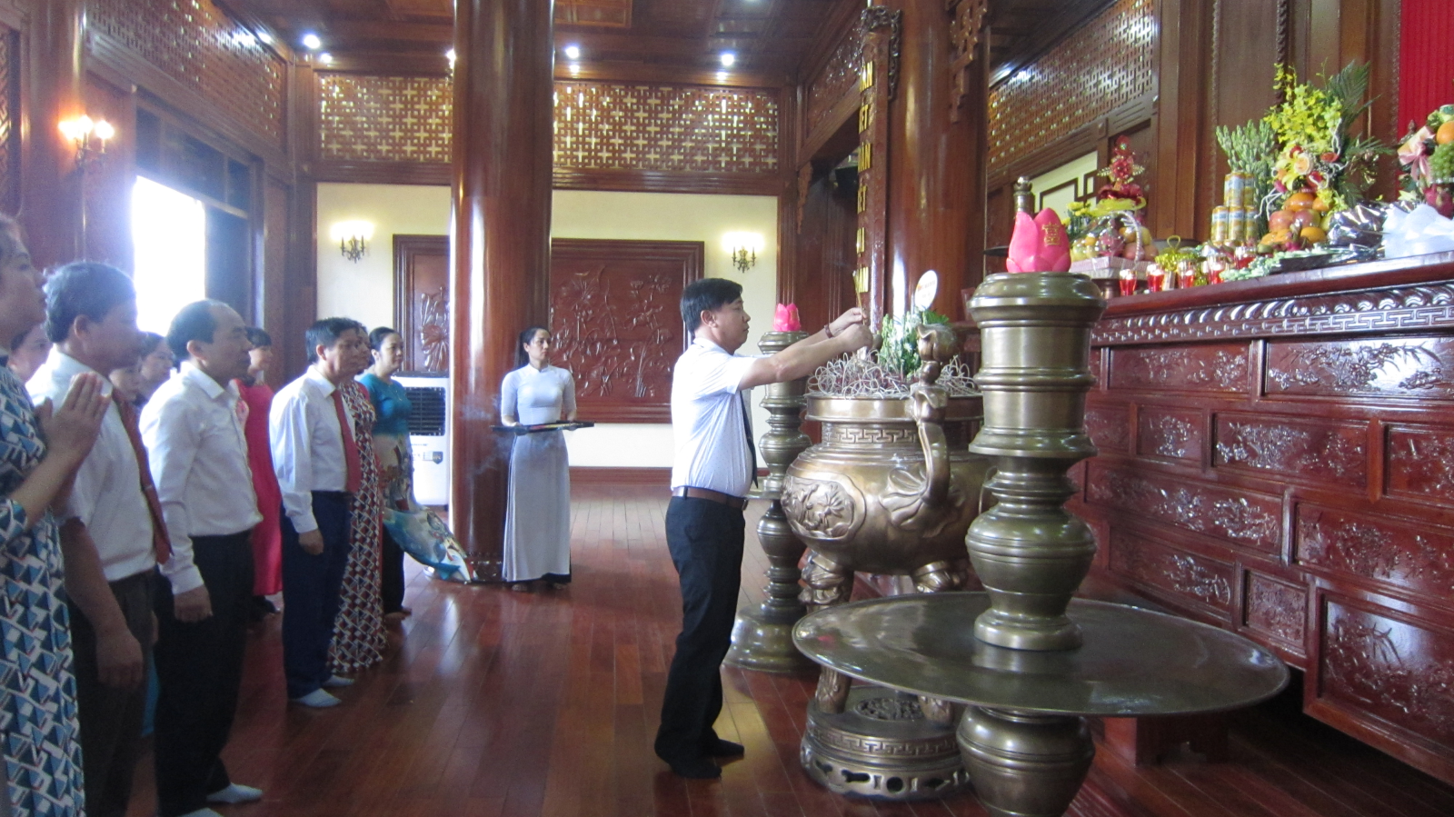 Lễ dâng hương, báo công với Bác tại khu Di tích lịch sử Quốc gia Lễ đài sân vận động thành phố Yên Bái