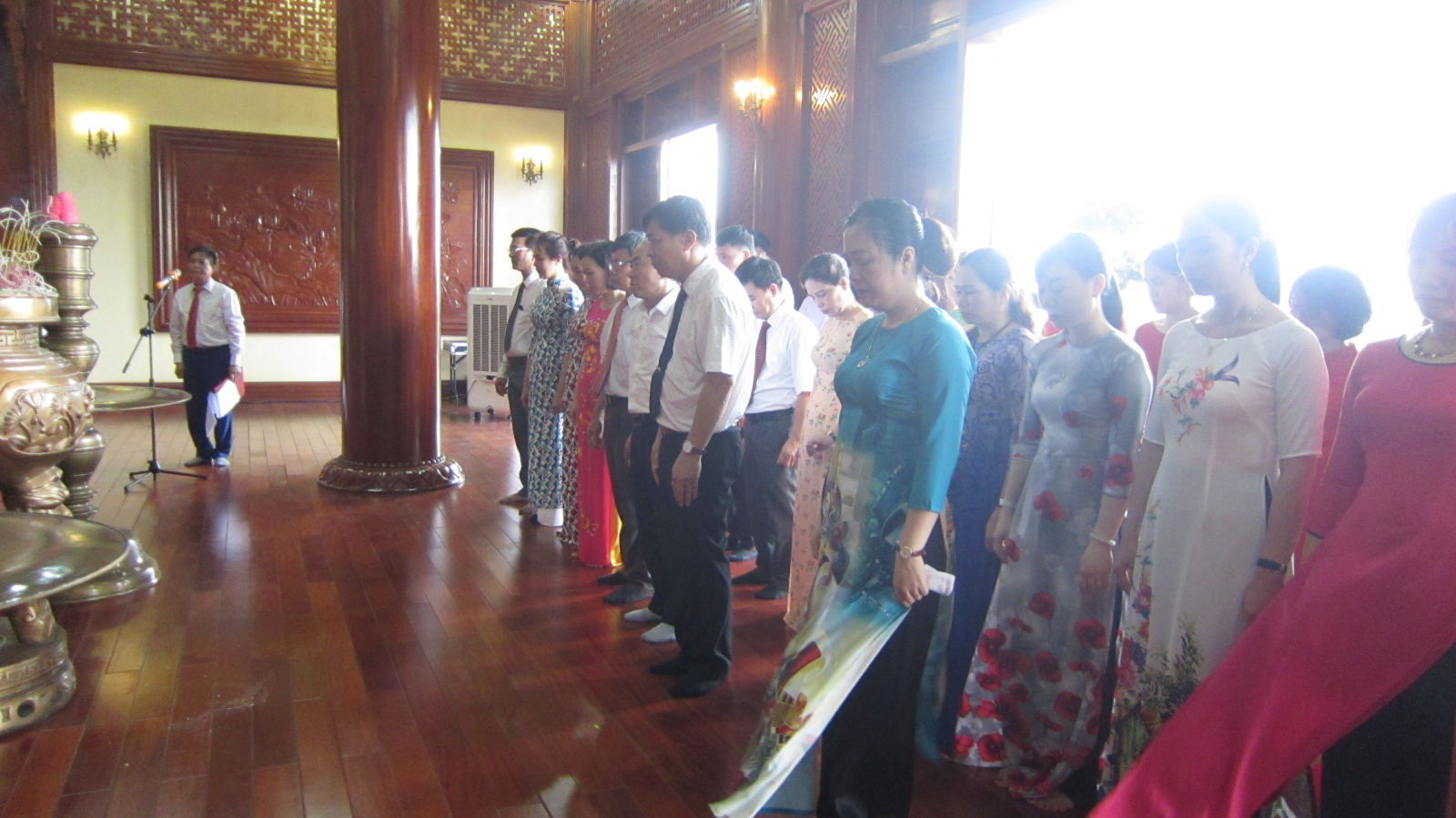 Lễ dâng hương, báo công với Bác tại khu Di tích lịch sử Quốc gia Lễ đài sân vận động thành phố Yên Bái