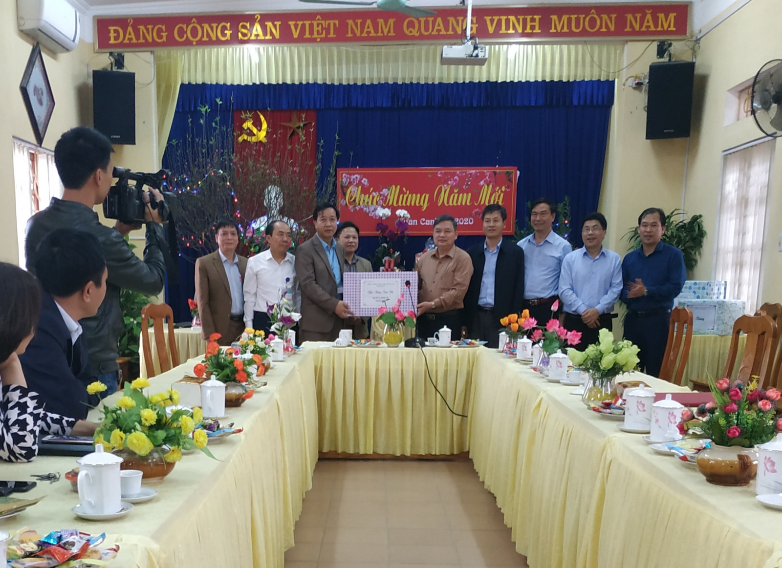 Đồng chí Dương Văn Thống - Phó Bí thư Thường trực Tỉnh ủy đến thăm và chúc tết Trung tâm Y tế thành phố Yên Bái.