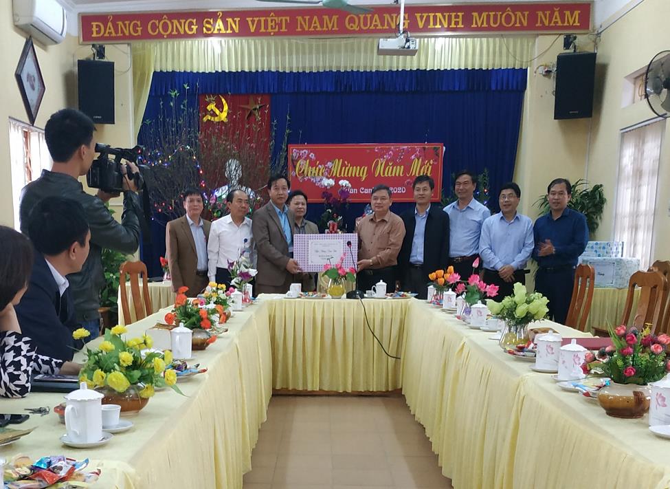 Hình ảnh tin tức Đồng chí Dương Văn Thống - Phó Bí thư Thường trực Tỉnh ủy đến thăm và chúc tết Trung tâm Y tế thành phố Yên Bái.