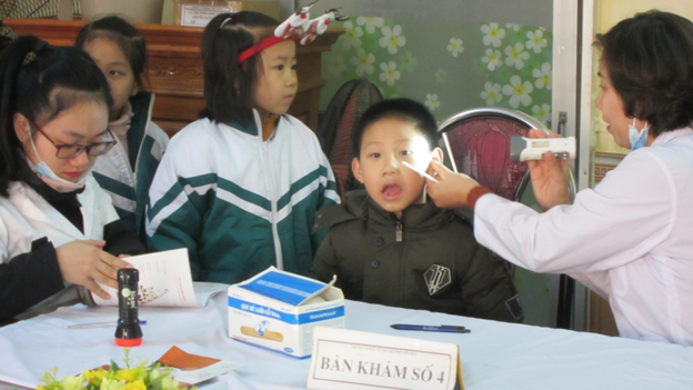 Trung tâm Y tế thành phố Yên Bái tổ chức khám sức khỏe theo chuyên khoa cho học sinh