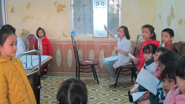 Trung tâm Y tế thành phố Yên Bái tổ chức khám sức khỏe theo chuyên khoa cho học sinh