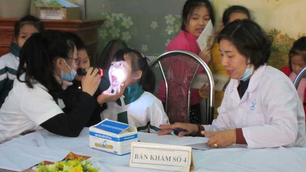 Trung tâm Y tế thành phố Yên Bái tổ chức khám sức khỏe theo chuyên khoa cho học sinh