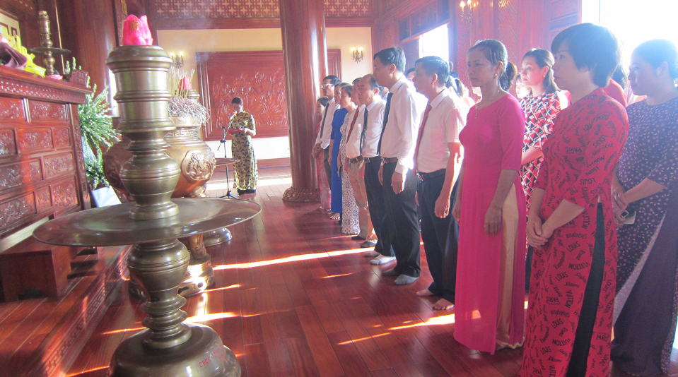 Báo công và dâng hương tưởng niệm Chủ tịch Hồ Chí Minh tại khu Di tích lịch sử Quốc gia Lễ đài sân vận động thành phố Yên Bái