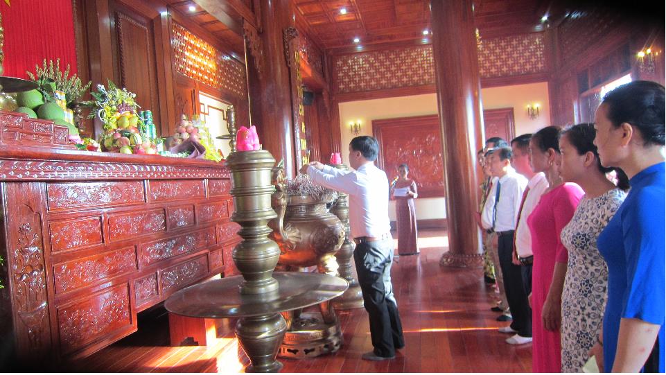 Hình ảnh tin tức Báo công và dâng hương tưởng niệm Chủ tịch Hồ Chí Minh tại khu Di tích lịch sử Quốc gia Lễ đài sân vận động thành phố Yên Bái