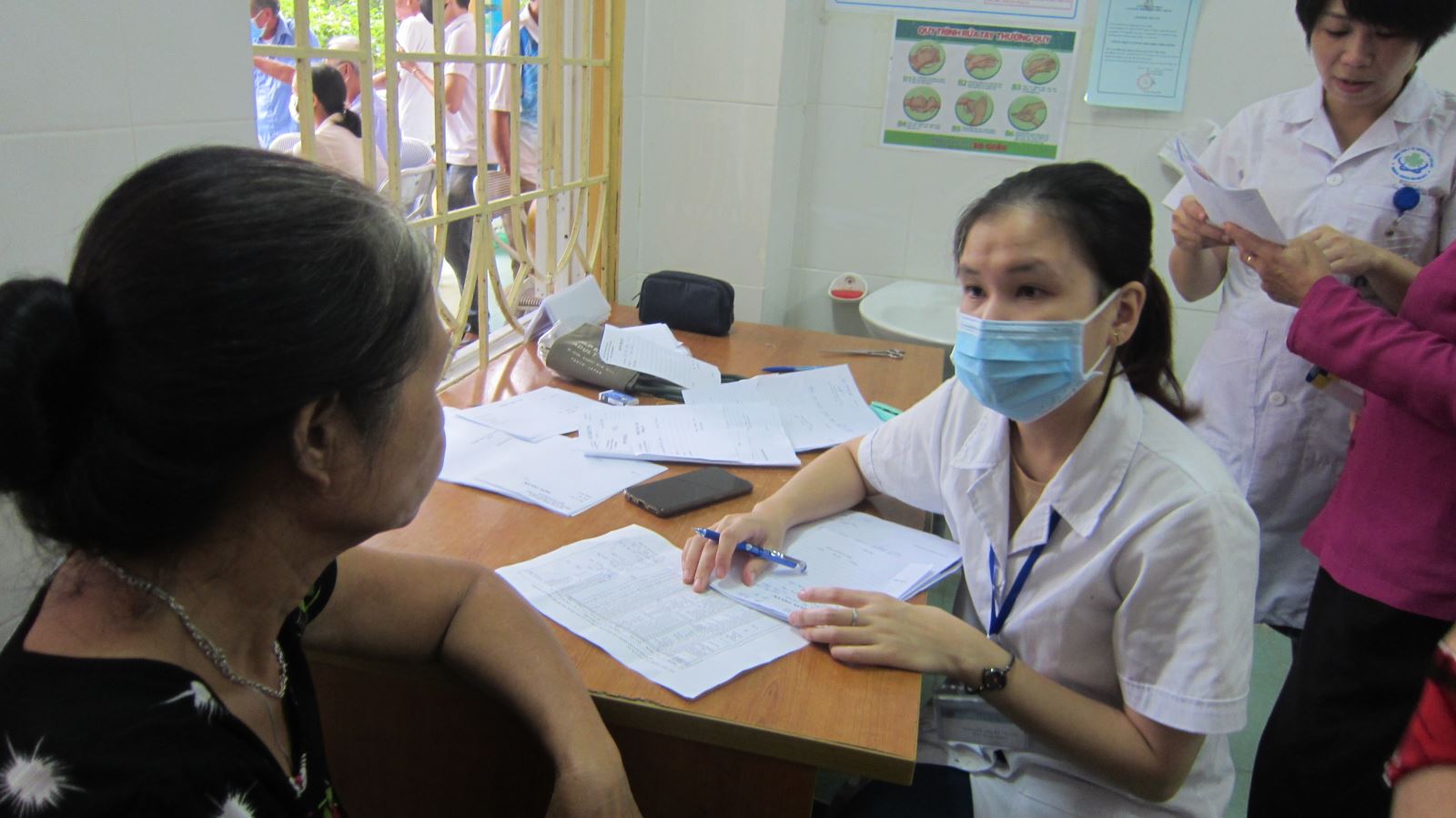 Khám chữa bệnh, tư vấn miễn phí cho người cao tuổi tại xã Tân Thịnh nhân ‛‛Tháng hành động vì người cao tuổi Việt Nam” năm 2020