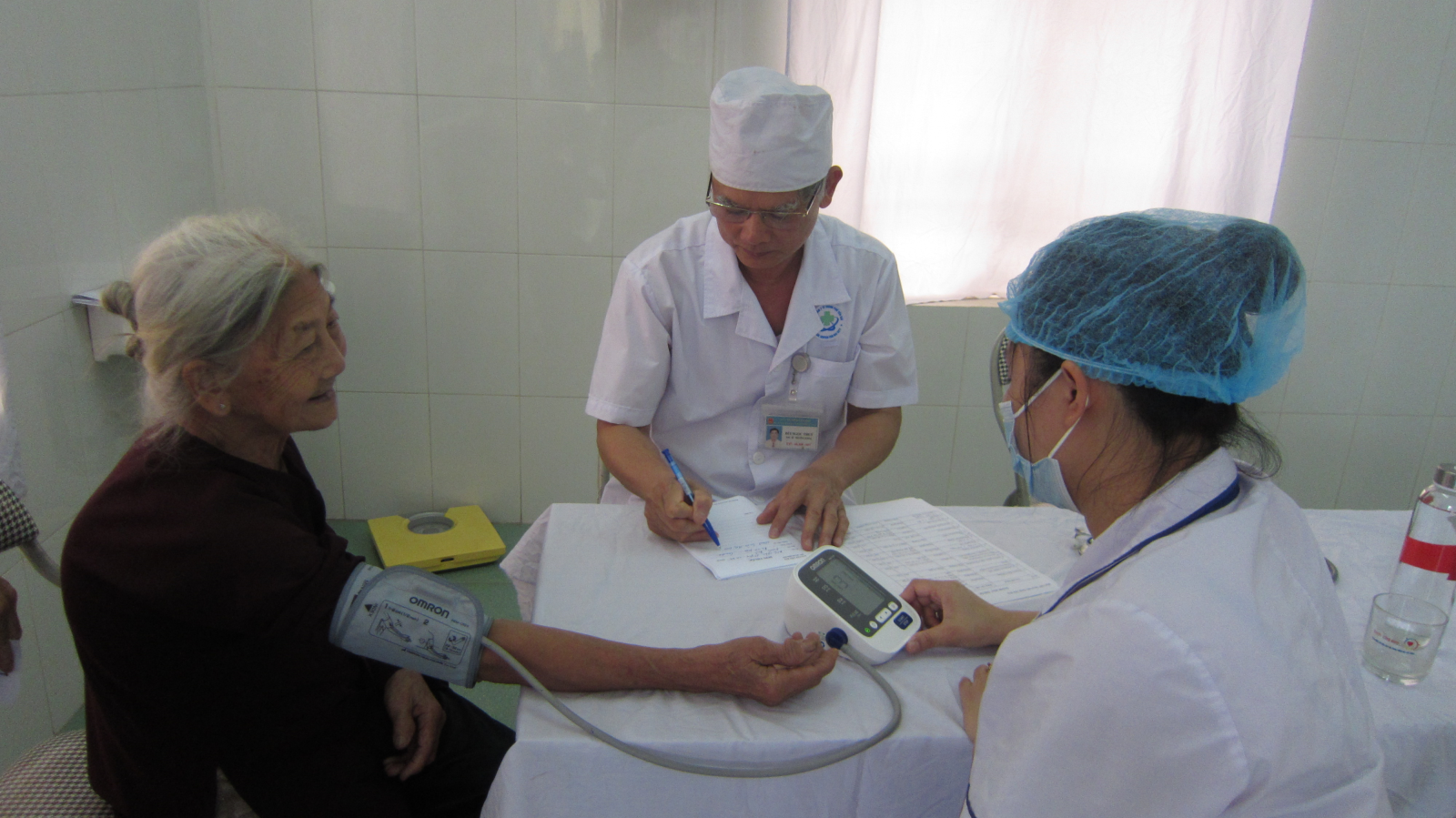 Khám bệnh và chăm sóc sức khỏe cộng đồng tại xã Âu Lâu