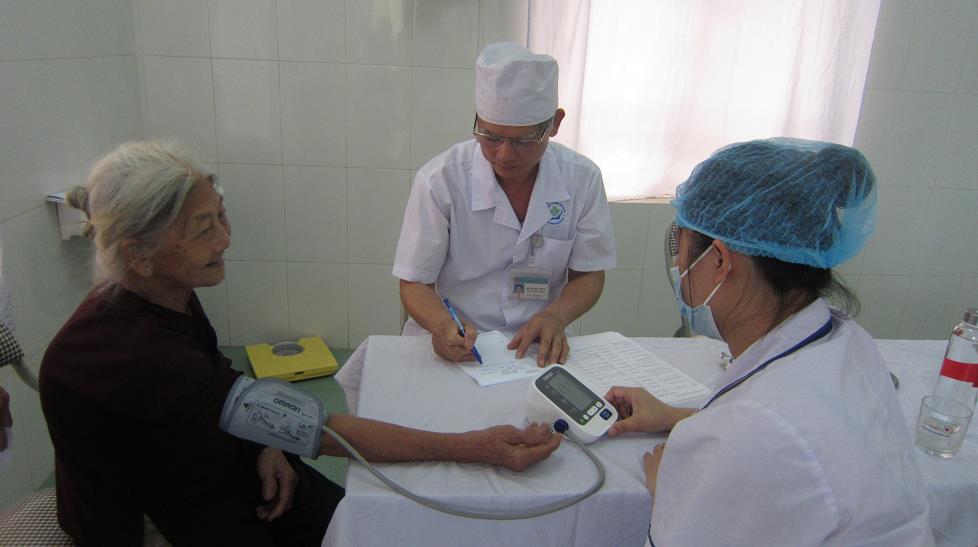 Hình ảnh tin tức Khám bệnh và chăm sóc sức khỏe cộng đồng tại xã Âu Lâu