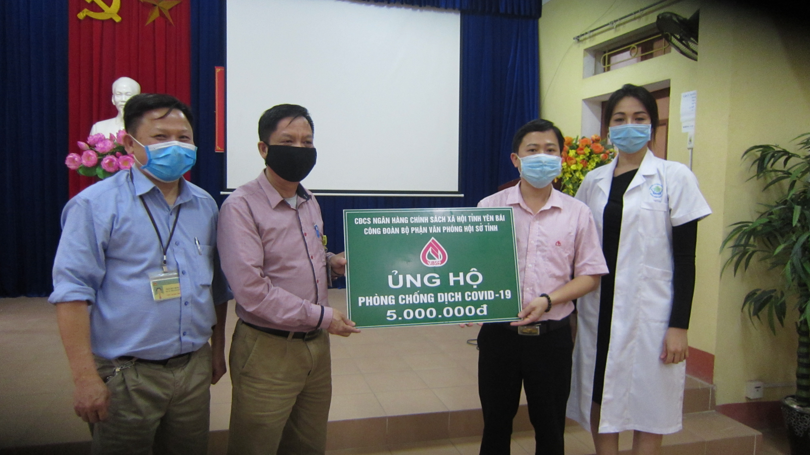 Những tấm lòng vàng đồng hành cùng Trung tâm Y tế thành phố Yên Bái phòng chống dịch bệnh Covid-19