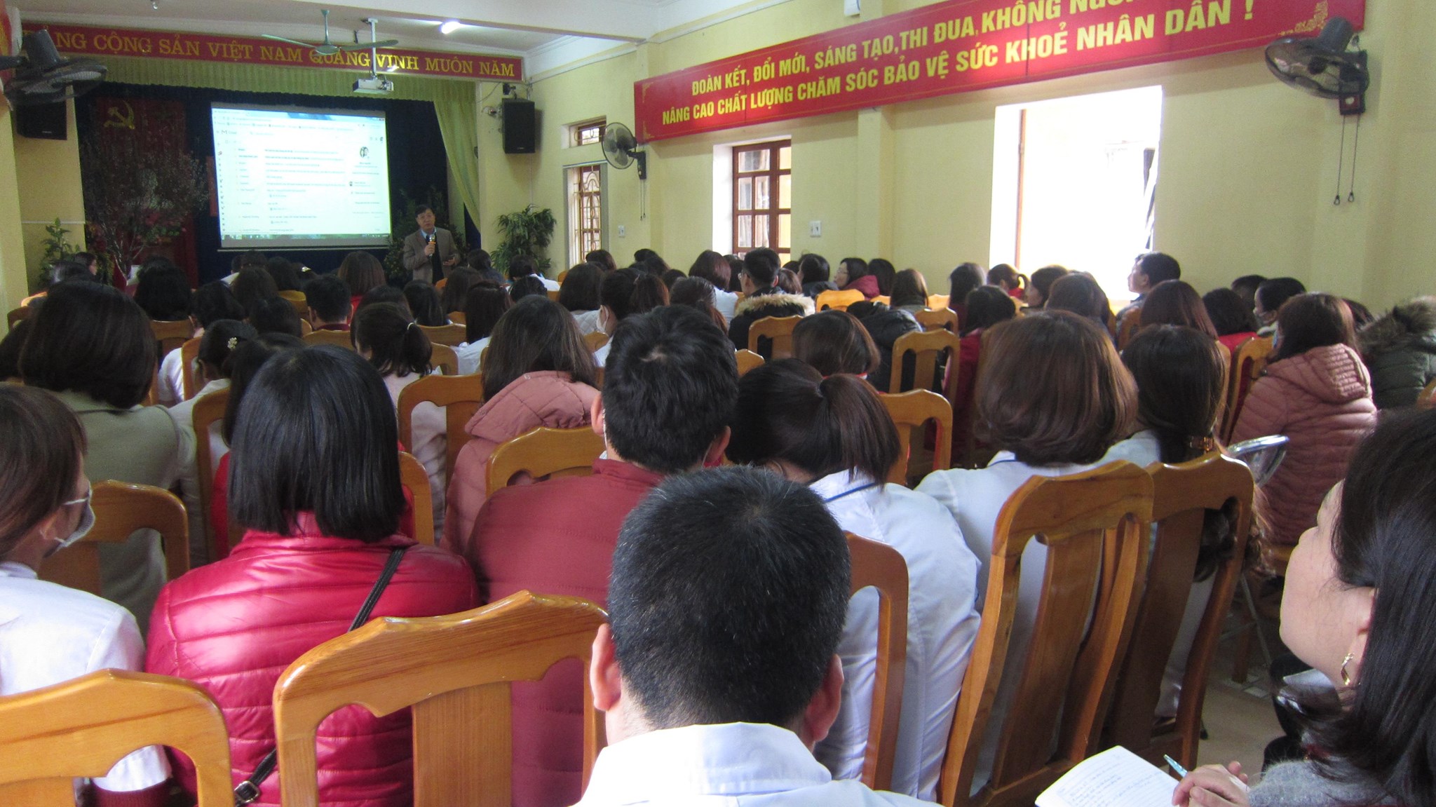 Hình ảnh tin tức Trung tâm Y tế thành phố Yên Bái tổ chức tập huấn hướng dẫn chẩn đoán, điều trị, phòng bệnh và hướng dẫn sử dụng phương tiện phòng hộ cá nhân đối với bệnh dịch viêm phổi nặng do Corona vi rút mới.