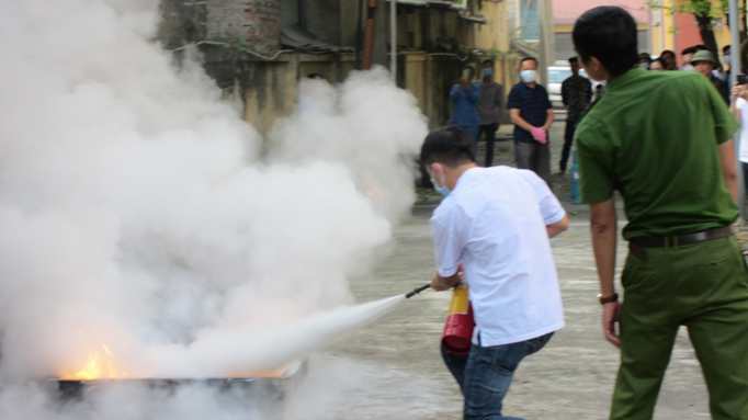 Huấn luyện nghiệp vụ phòng cháy và chữa cháy tại Trung tâm Y tế thành phố Yên Bái