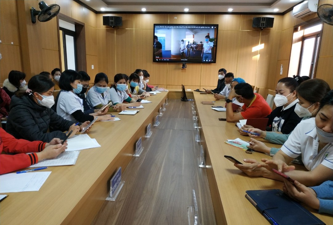 Quét mã QR trên ứng dụng PC-Covid để lấy mẫu và trả kết quả xét nghiệm