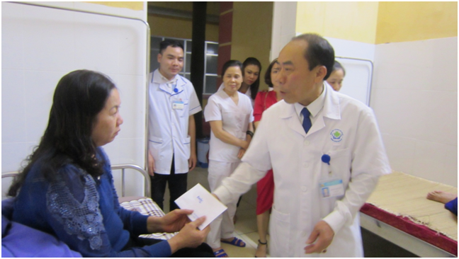 Trung tâm Y tế thành phố Yên Bái tặng quà Tết nguyên đán Kỷ Hợi