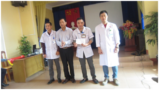 Trung tâm Y tế thành phố khen thưởng đột xuất cho kíp trực cứu sống sản phụ sốc phản vệ trong tình trạng nguy kịch