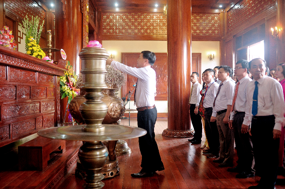 Trung tâm Y tế thành phố Yên Bái báo công và dâng hương tưởng niệm Chủ tịch Hồ Chí Minh