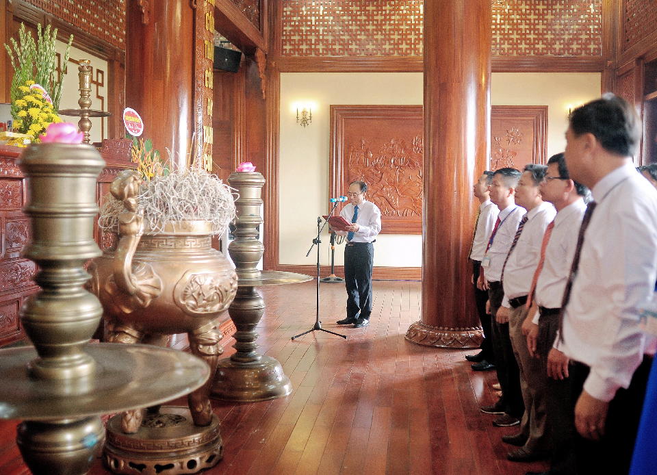Trung tâm Y tế thành phố Yên Bái báo công và dâng hương tưởng niệm Chủ tịch Hồ Chí Minh