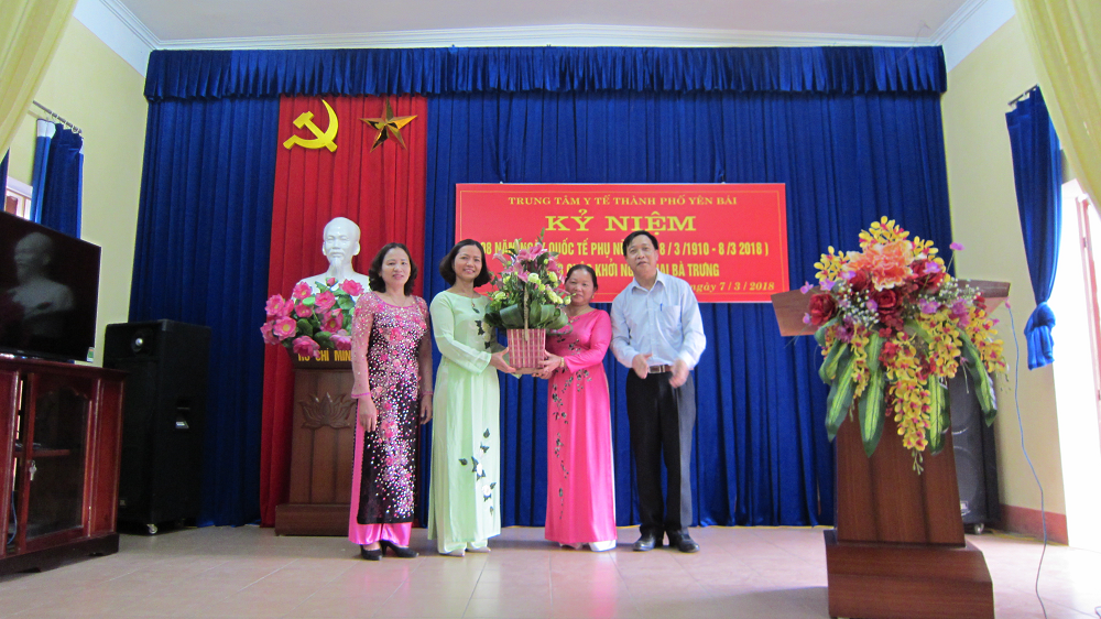 Công đoàn cơ sở Trung tâm Y tế thành phố tổ chức trò chơi dân gian kỷ niệm 108 năm ngày Quốc tế phụ nữ