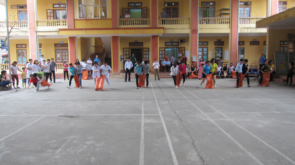 Công đoàn cơ sở Trung tâm Y tế thành phố tổ chức trò chơi dân gian kỷ niệm 108 năm ngày Quốc tế phụ nữ