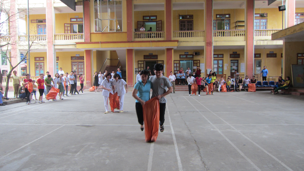 Công đoàn cơ sở Trung tâm Y tế thành phố tổ chức trò chơi dân gian kỷ niệm 108 năm ngày Quốc tế phụ nữ