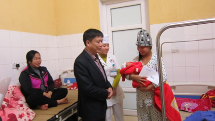 Tặng quà Tết nguyên đán Mậu Tuất tại Trung tâm Y tế thành phố Yên Bái