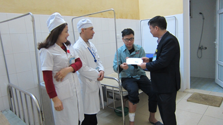 Tặng quà Tết nguyên đán Mậu Tuất tại Trung tâm Y tế thành phố Yên Bái