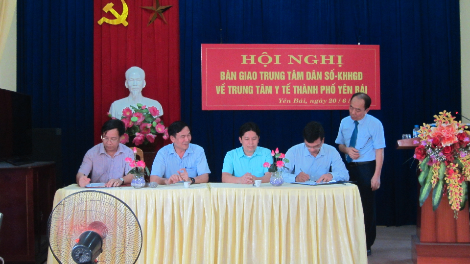 Lễ công bố Quyết định sáp nhập và tiếp nhận bàn giao Trung tâm Dân số - Kế hoạch hóa gia đình thành phố Yên Bái về Trung tâm Y tế thành phố Yên Bái