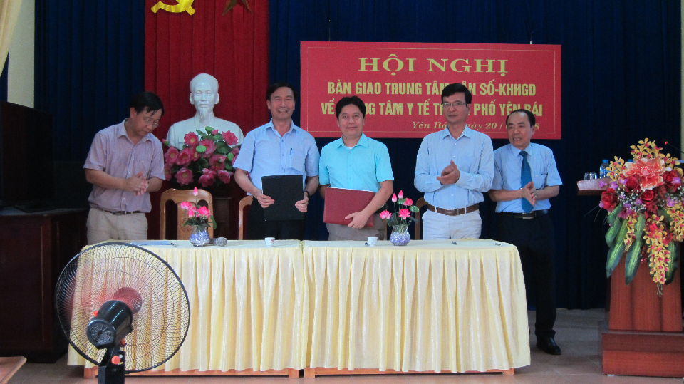 Lễ công bố Quyết định sáp nhập và tiếp nhận bàn giao Trung tâm Dân số - Kế hoạch hóa gia đình thành phố Yên Bái về Trung tâm Y tế thành phố Yên Bái