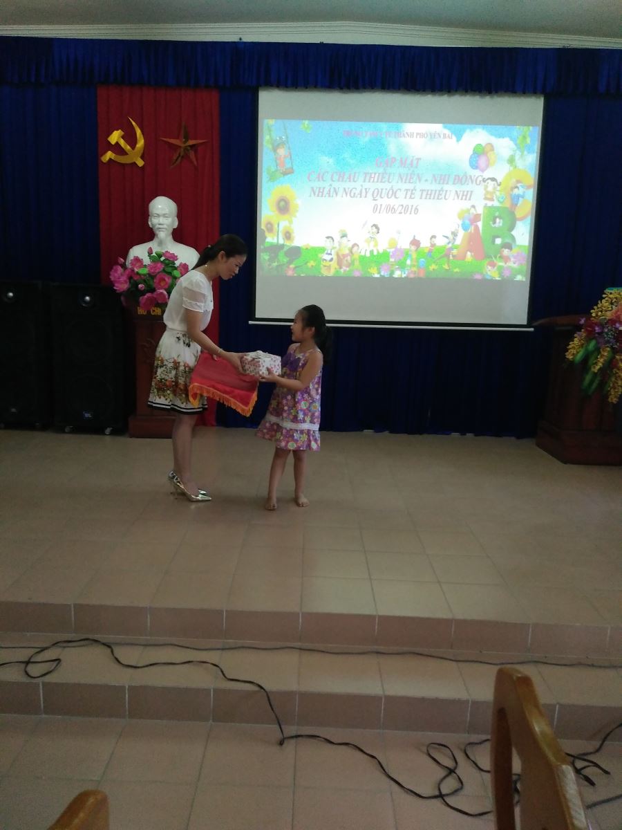 Hình ảnh tin tức Công đoàn Trung tâm Y tế thành phố Yên Bái tổ chức ngày 1-6 cho các cháu thiếu nhi