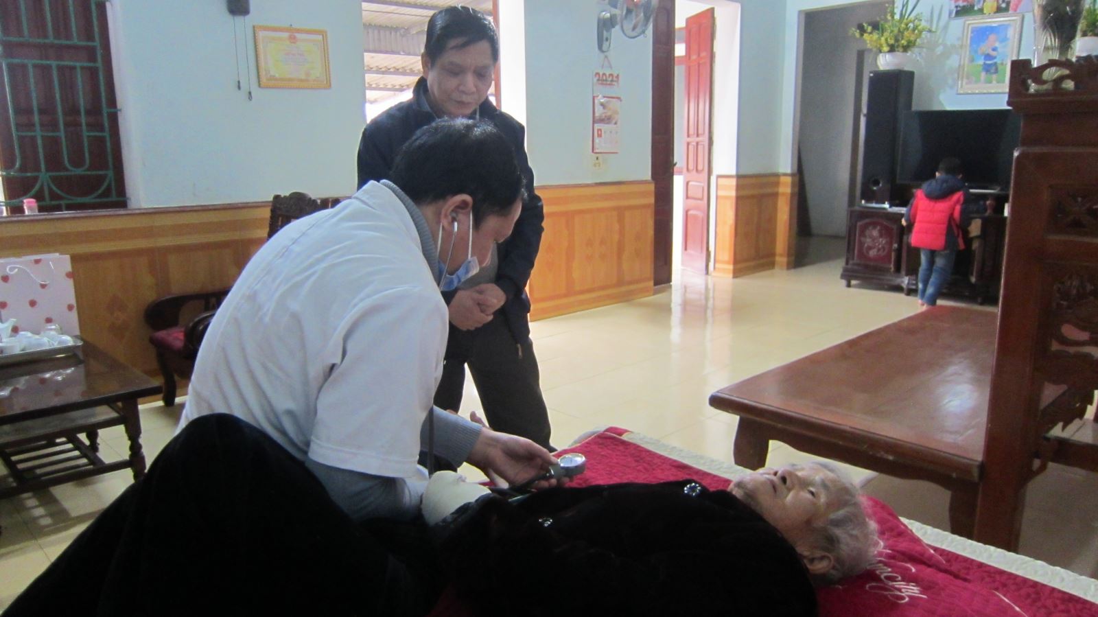 Hình ảnh tin tức Thăm, khám và tặng quà Mẹ Việt Nam anh hùng Nguyễn Thị Lô