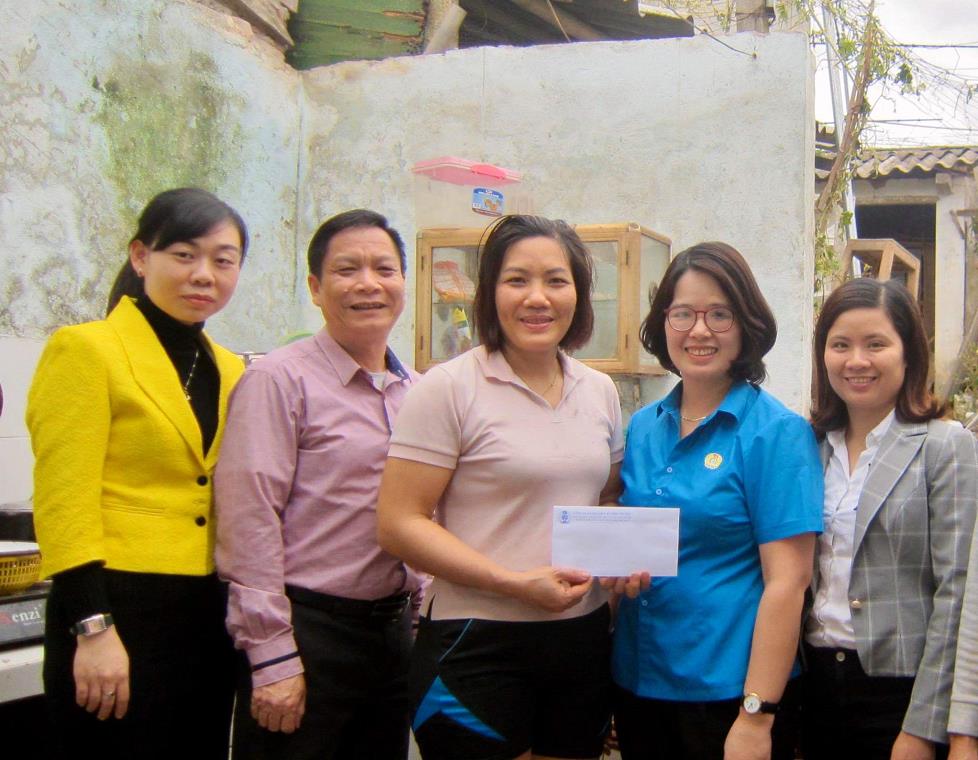 Hình ảnh tin tức Công đoàn ngành Y tế, Công đoàn cơ sở Trung tâm Y tế thành phố Yên Bái thăm hỏi gia đình đoàn viên bị thiệt hại do mưa đá và lốc xoáy