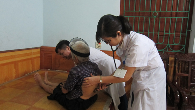 Trung tâm Y tế thành phố thăm hỏi, động viên, khám bệnh, tư vấn, cấp thuốc miễn phí và tặng quà Mẹ Việt Nam anh hùng trên địa bàn thành phố Yên Bái