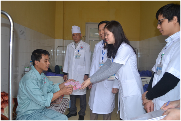Tổ công tác xã hội Trung tâm Y tế thành phố Yên Bái thăm và tặng quà cho người bệnh