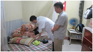 Trung tâm Y tế thành phố đến hộ gia đình thăm, khám và tặng quà Mẹ Việt Nam anh hùng trên địa bàn thành phố Yên Bái